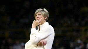 Iowa women’s basketball injury report: Hawkeyes players warming up before Ohio State game