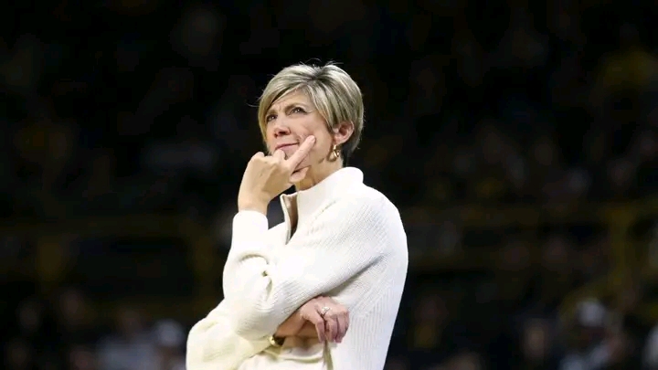 Iowa women’s basketball injury report: Hawkeyes players warming up before Ohio State game