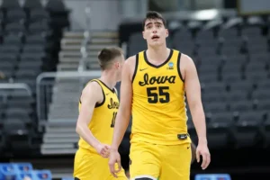 Luka Garza humble act as college basketball legend leaves handwritten note