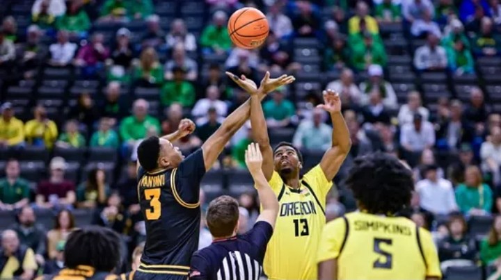 Bennett Stirtz (#3 Iowa) drives against Oregon defenders during the Iowa vs Oregon basketball game.